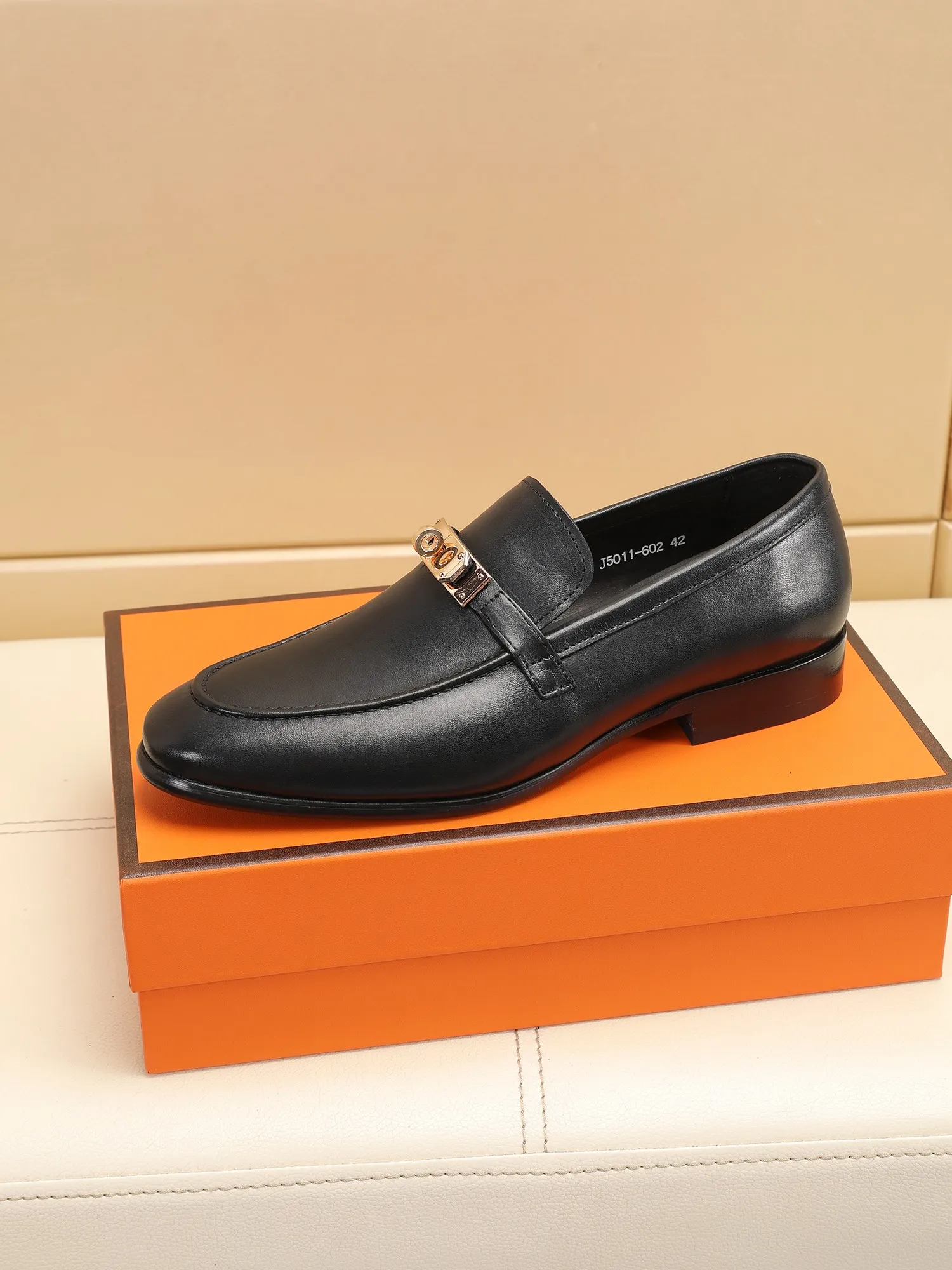 Factory price 440💶[HERMES] (cowhide lining)🍀Italian top luxury🍀He does not pursue novel styles and gorgeous colors, but attracts the favor of successful men with his flawless, elegant and classic style! This very, very comfortable, simple and stable style makes it easy to match any style! The pattern is absolutely 1:1 refined from the original case, and we strive for excellence in materials, imported cowhide + cowhide lining💪💪💪extraordinary texture👍! .Code number: 39 to 44 (38.4546 customized)